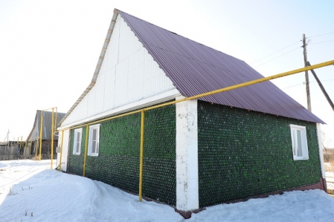 La casa costruita con bottiglie di champagne